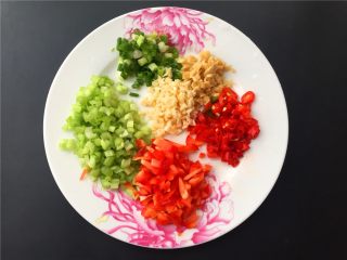 泡椒豆豉干烧鱼,将各种配菜切成颗粒。
