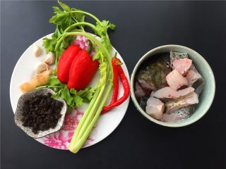 泡椒豆豉干烧鱼,准备材料如图。