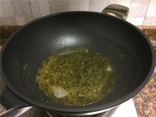 泡椒豆豉干烧鱼,将锅里多余的油沥出。