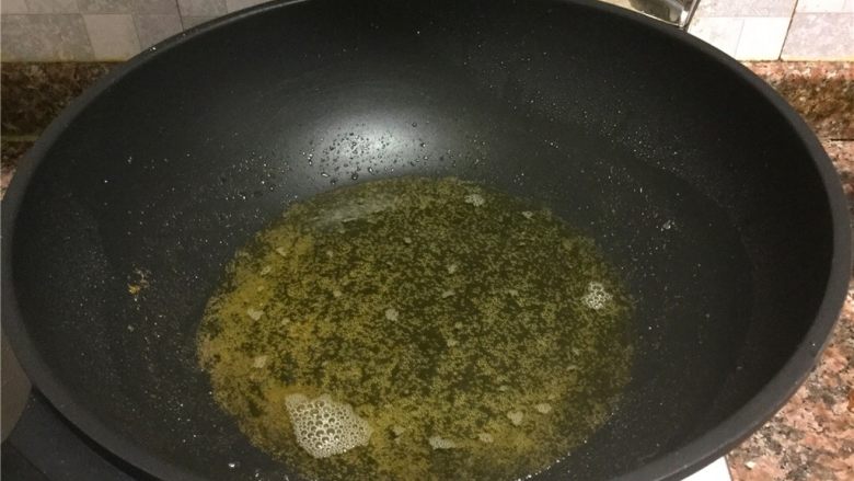 泡椒豆豉干烧鱼,将锅里多余的油沥出。