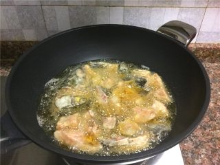 泡椒豆豉干烧鱼,放入鱼块炸至表面微黄捞出。