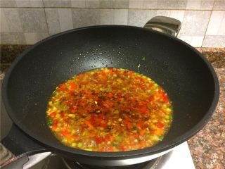 泡椒豆豉干烧鱼,倒入适量清水煮开，小火煮约1分钟。（清水量以半淹鱼块为宜）