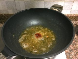 泡椒豆豉干烧鱼,放入豆瓣酱翻炒5秒。