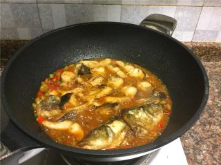 泡椒豆豉干烧鱼,放入鱼块煮2-3分钟汤汁浓稠即可关火。