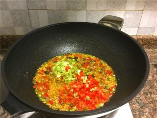 泡椒豆豉干烧鱼,放入芹菜和红椒颗粒翻炒10秒。