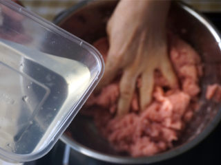 瑶柱火腿肠,摔打肉糜前加入小半碗清水，有助于出胶。
