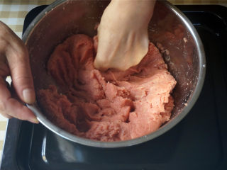 瑶柱火腿肠,直接用手将食材和调味料抓揉均匀。
