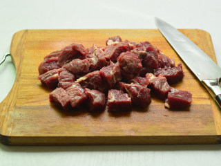 香辣土豆炖牛肉,牛肉洗净切成小块