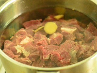 香辣土豆炖牛肉,冷水入锅，放入姜片