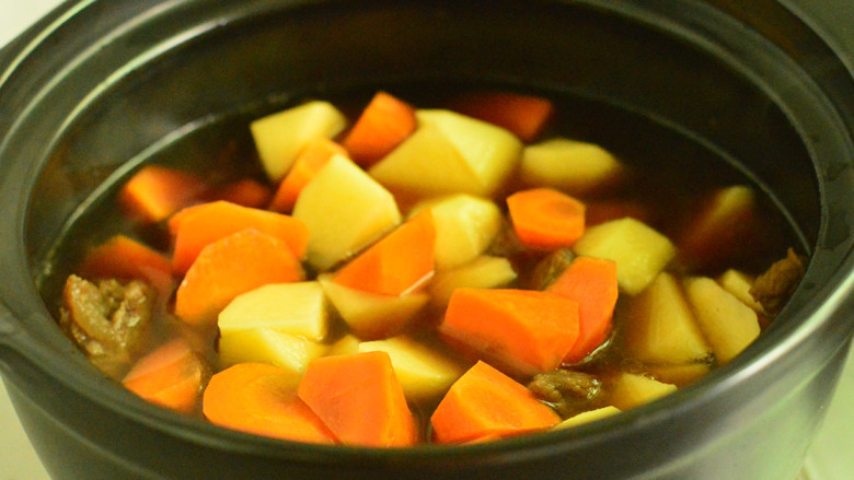 香辣土豆炖牛肉,接着放入土豆和胡萝卜继续煮30分钟