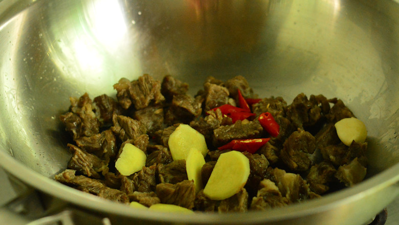 香辣土豆炖牛肉,炒至牛肉微焦后放入姜蒜、小米辣，翻炒均匀