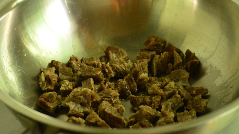香辣土豆炖牛肉,锅里倒入少许油，烧热后放入牛肉煸炒