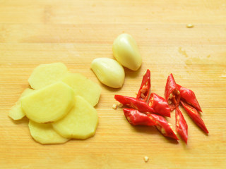 香辣土豆炖牛肉,姜切片、蒜剥去外皮，小米辣切段