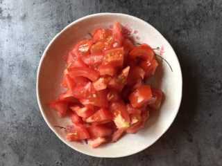 茄汁豆腐,西红柿洗净切小