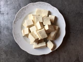 茄汁豆腐,老豆腐切约2厘米小方