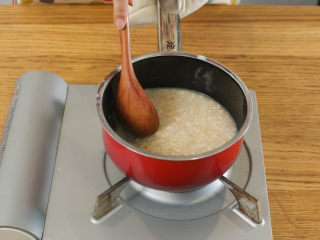 奶香燕麦粥8m+,小火2分钟，煮至软烂~