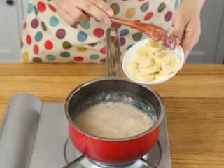 奶香燕麦粥8m+,加入香蕉片，煮一分钟~