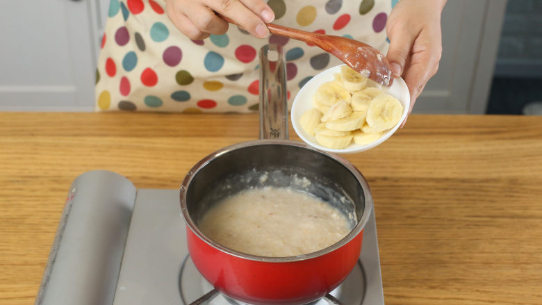 奶香燕麦粥8m+,加入香蕉片，煮一分钟~