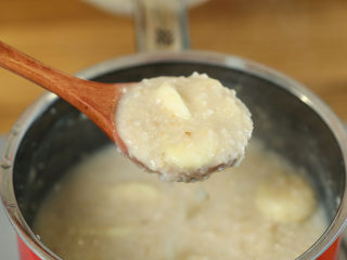 奶香燕麦粥8m+,晾至50度左右，加入奶粉