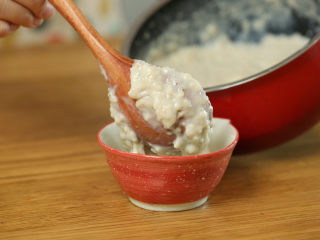 奶香燕麦粥8m+,搅拌均匀之后出锅~

tips：可以滴一点核桃油或亚麻籽油