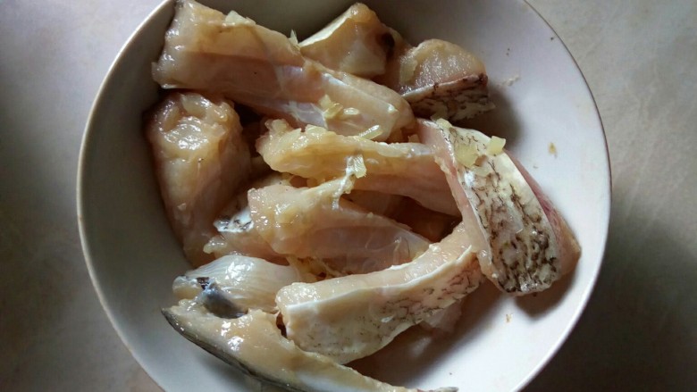 江湖菜一太安鱼,鲢鱼切块，码味。