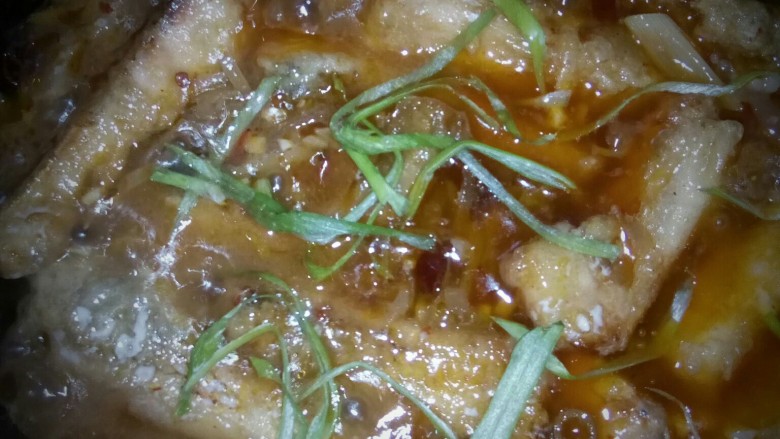 江湖菜一太安鱼,十分钟后，勾芡，撒葱丝起锅。