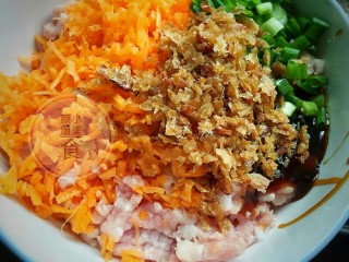 红萝卜煎饺,绞好的肉末放大碗里，加入红萝卜碎，葱花，葱头酥，盐，鸡精，蚝油，老抽，白糖。