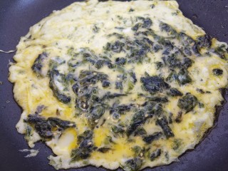幸福早餐海苔鸡蛋卷,锅里热油，把鸡蛋液倒入。