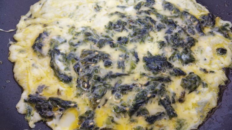 幸福早餐海苔鸡蛋卷,锅里热油，把鸡蛋液倒入。