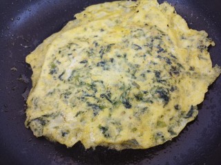 幸福早餐海苔鸡蛋卷,小火把鸡蛋海苔液摊成饼。