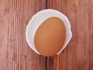 幸福早餐海苔鸡蛋卷,先准备一个鸡蛋。