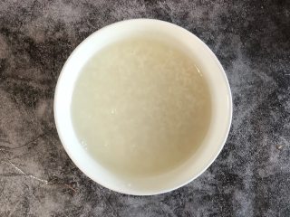 滋补养身--大枣枸杞粥,将大米淘洗干净，用纯净水浸泡3小时，备用。