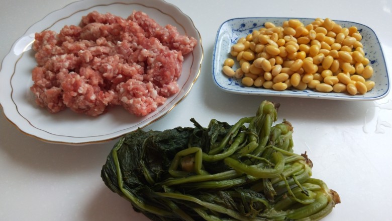黄豆雪菜炒肉末,食材准备好备用，雪菜是淹制好的。