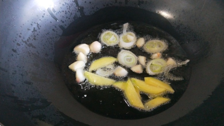 黄豆雪菜炒肉末,锅中放入适量油，加入葱姜蒜炒香。