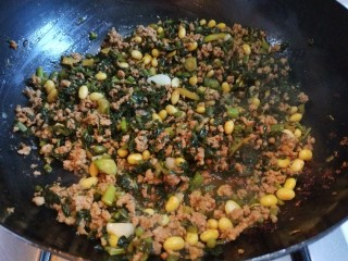 黄豆雪菜炒肉末,在倒入黄豆，雪菜炒均匀加入鸡粉炒均匀即可出锅。