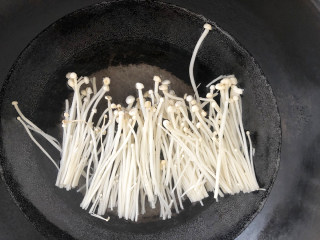 金针菇培根卷,将金针菇放入清水中清洗干净，在放到锅中烧开水焯2分钟捞出备用。