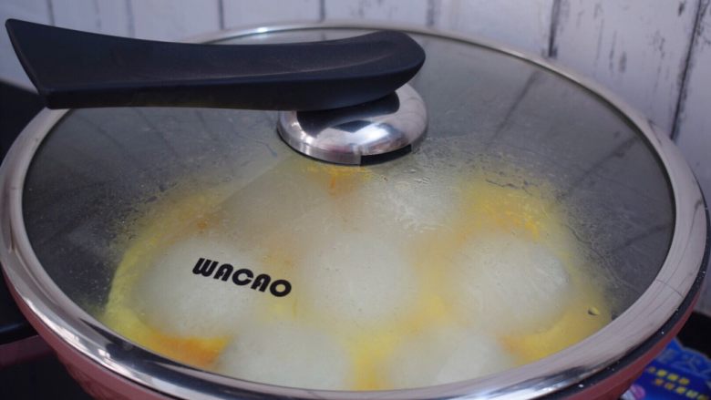 抱蛋煎包,继续盖上锅盖，中小火焖至鸡蛋液凝固
