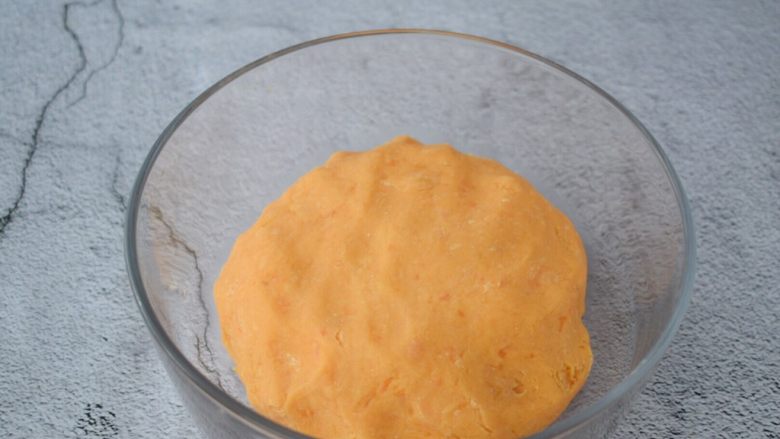 芝士红薯饼,继续拌匀成为湿润的面团