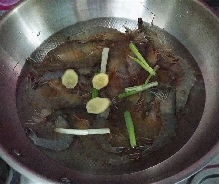 白灼对虾,放入锅中，加入葱段、姜片加盖大火
