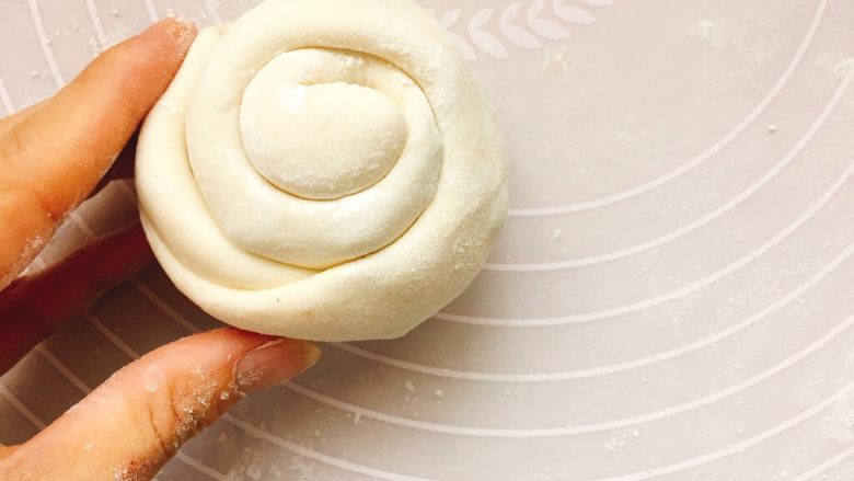 快手早餐  葱香五香芝麻饼,先从下往上卷，然后再卷成饼状，手或擀面仗再压下。
