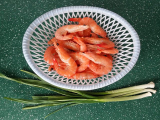 青蒜爆糖醋虾,备好食材，对虾为超市里买的冷冻南美熟对虾，烹饪前取出解冻