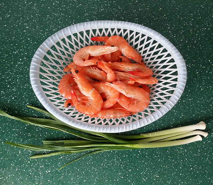 青蒜爆糖醋虾,备好食材，对虾为超市里买的冷冻南美熟对虾，烹饪前取出解冻