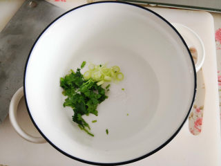 丝瓜蛋花汤,大碗里放入盐，味精，香菜，葱花，