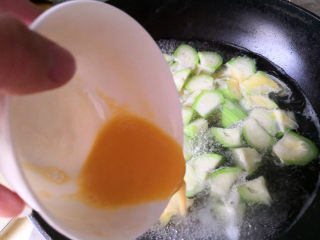 丝瓜蛋花汤,把鸡蛋倒入锅中，