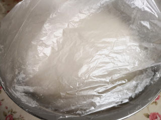 芸豆包子,酵母用温水化开，倒入面粉里，再加入适量清水，和面至三光，即盆光，面光，手光，然后放在温暖的地方使之发酵，