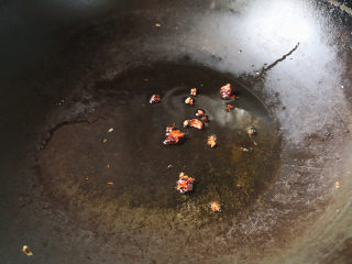 芸豆包子,锅里再放油，稍多些，油热了放花椒和大料爆香，