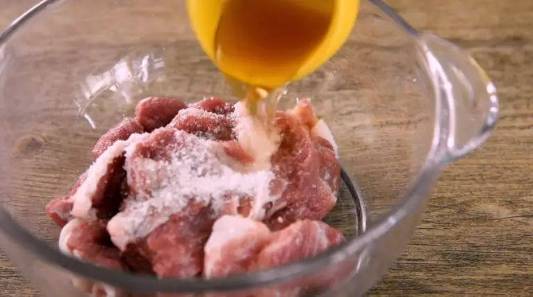 香脆的桂花肉上海本土菜:桂花肉,将肉片切成薄片放入碗中，再加入盐、料酒拌匀