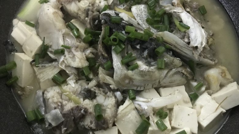 快手正餐  鱼头豆腐汤,出锅前洒上葱花。