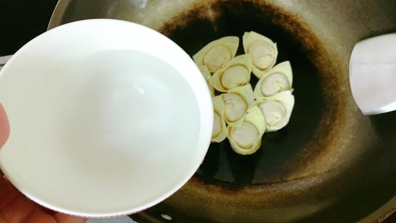 生煎饺子,放入半碗多的水。