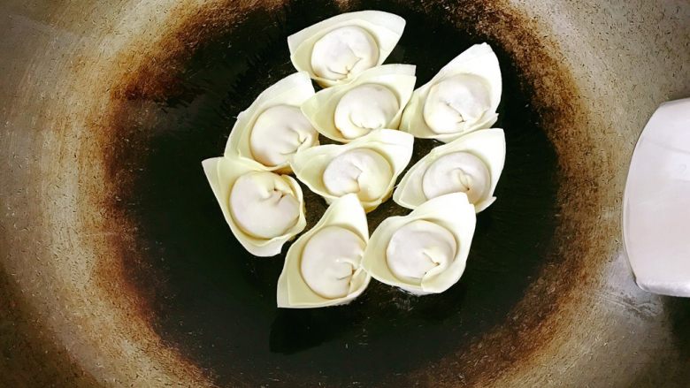 生煎饺子,锅中热少许油至八成热，放入饺子，中小火煎。